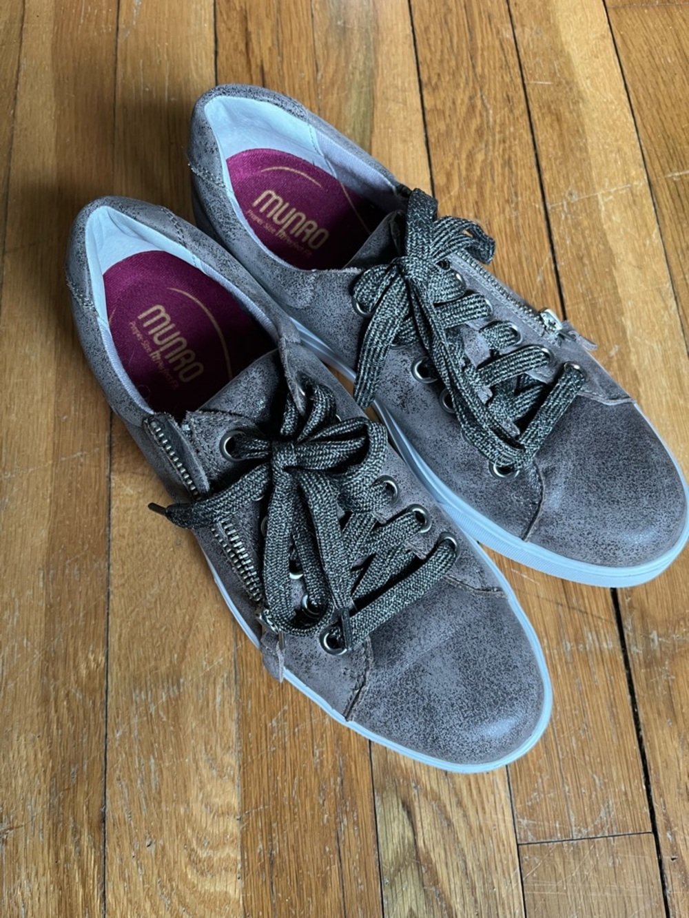Munro Tilly sneakers in griege leather